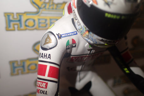Minichamps 312 050086 - 1/12 Scale - Valentino Rossi MotoGP 2005 Figurine Sitting
