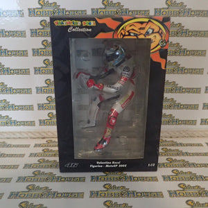 Minichamps 312 050086 - 1/12 Scale - Valentino Rossi MotoGP 2005 Figurine Sitting