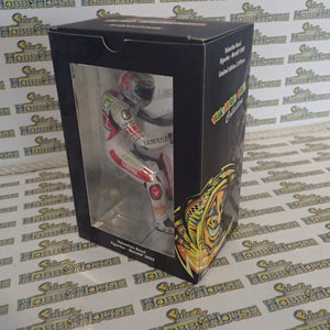 Minichamps 312 050086 - 1/12 Scale - Valentino Rossi MotoGP 2005 Figurine Sitting