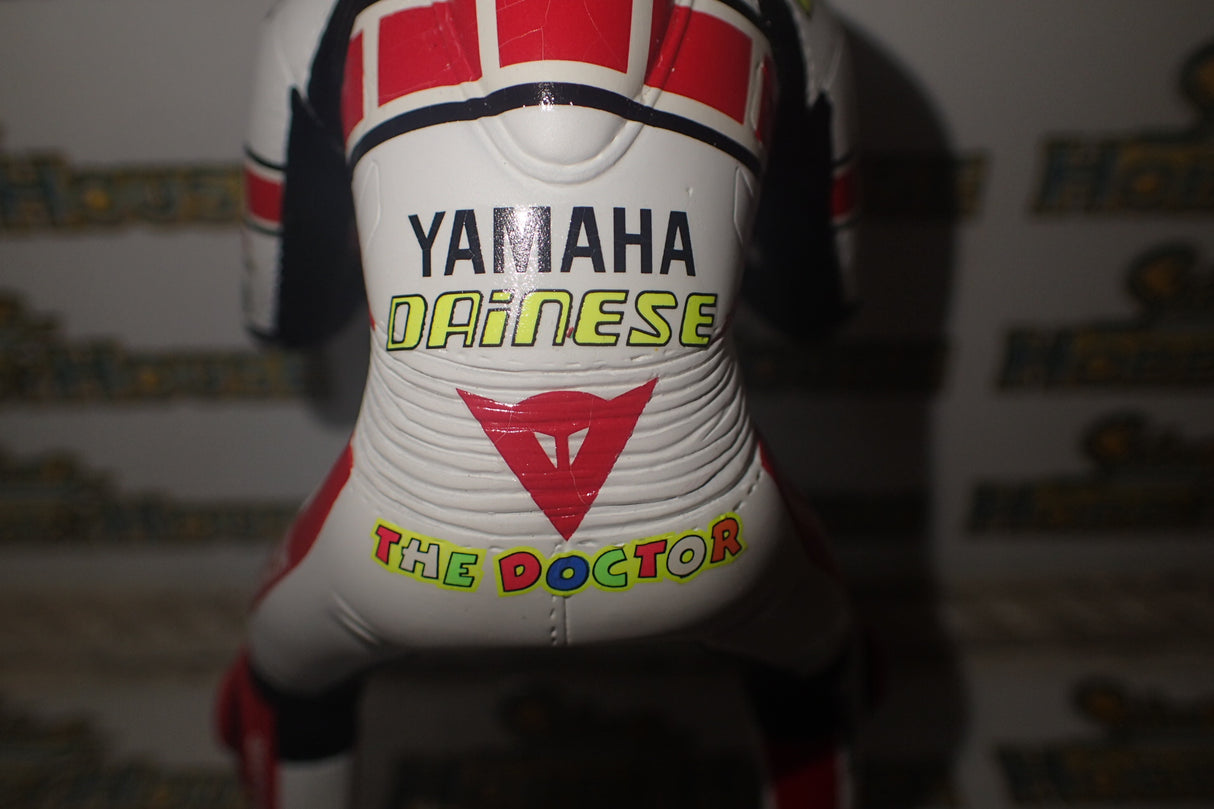 Minichamps 312 050086 - 1/12 Scale - Valentino Rossi MotoGP 2005 Figurine Sitting