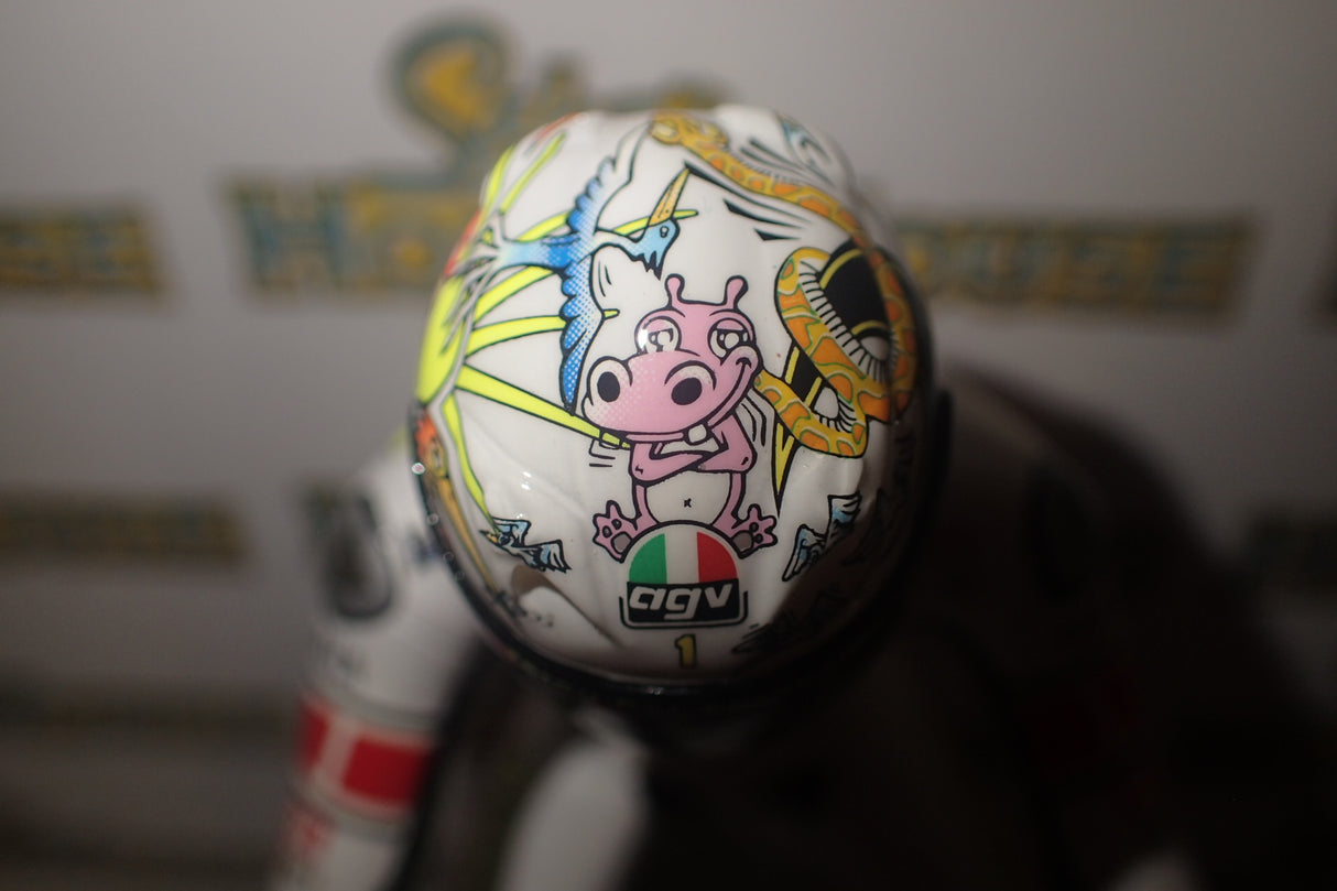 Minichamps 312 050086 - 1/12 Scale - Valentino Rossi MotoGP 2005 Figurine Sitting