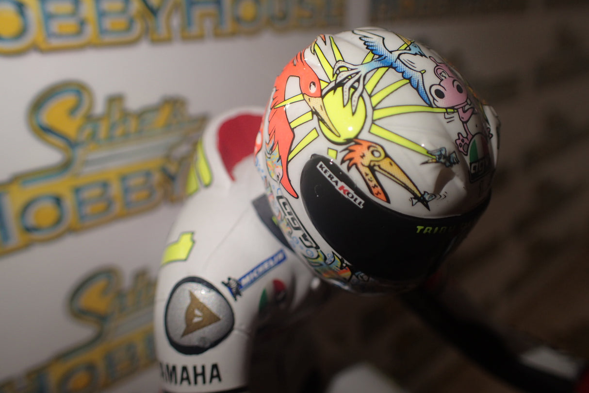 Minichamps 312 050086 - 1/12 Scale - Valentino Rossi MotoGP 2005 Figurine Sitting