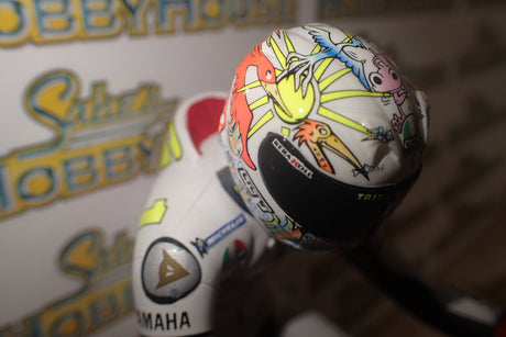 Minichamps 312 050086 - 1/12 Scale - Valentino Rossi MotoGP 2005 Figurine Sitting