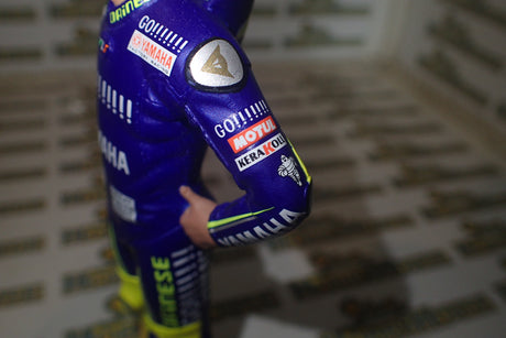 Minichamps 312 050246 - 1/12 Scale Valentino Rossi MotoGP 2005 Figurine