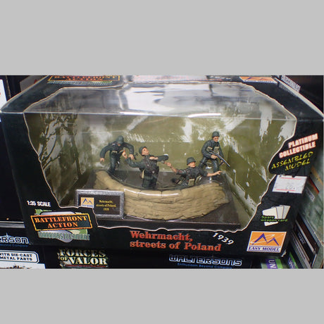 Easy Model - 33603 Battlefront Action Warriors in Combat Series - 1/35 Scale - Wehrmacht, streets of Poland Assembled Model Figures