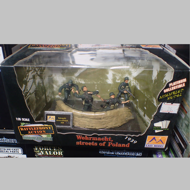 Easy Model - 33603 Battlefront Action Warriors in Combat Series - 1/35 Scale - Wehrmacht, streets of Poland Assembled Model Figures