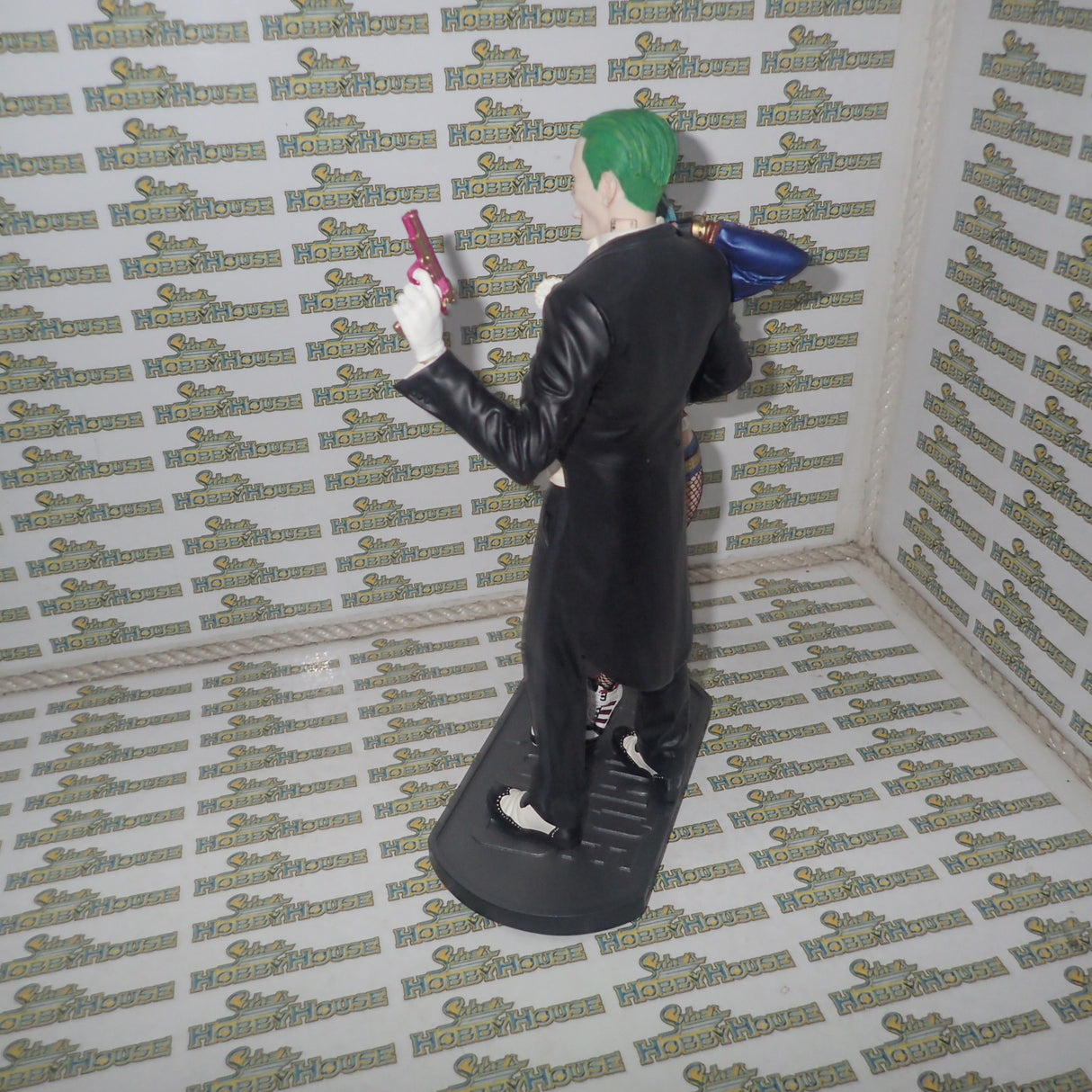 DC Collectibles 34201 - Suicide Squad Movie: The Joker and Harley Quinn Statue