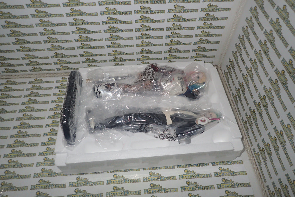 DC Collectibles 34201 - Suicide Squad Movie: The Joker and Harley Quinn Statue