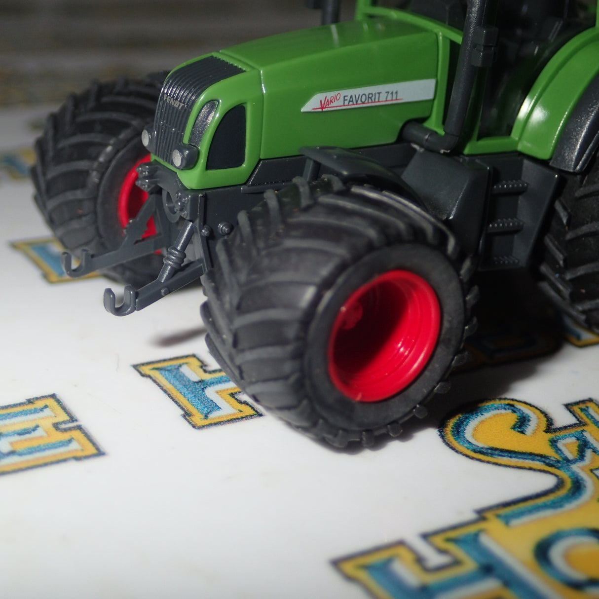 Wiking 377 40 31 - 1/87 Scale Tractor Agricultural Fendt Traktor 711 Vario mit Breitreifen