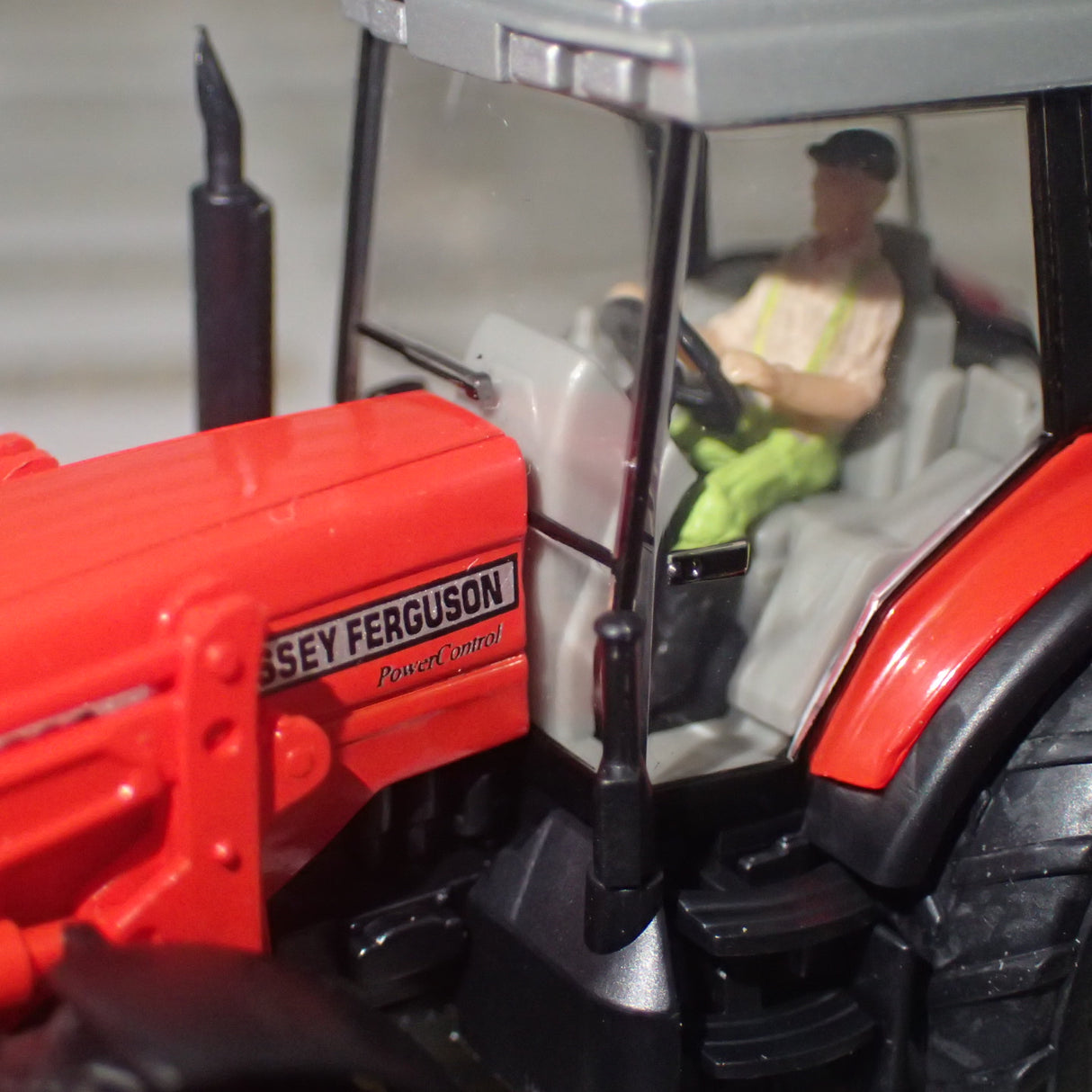 Wiking 385 40 33 - 1/87 Scale Tractor Agricultural Massey Ferguson MF 8280 mit FrontLoader
