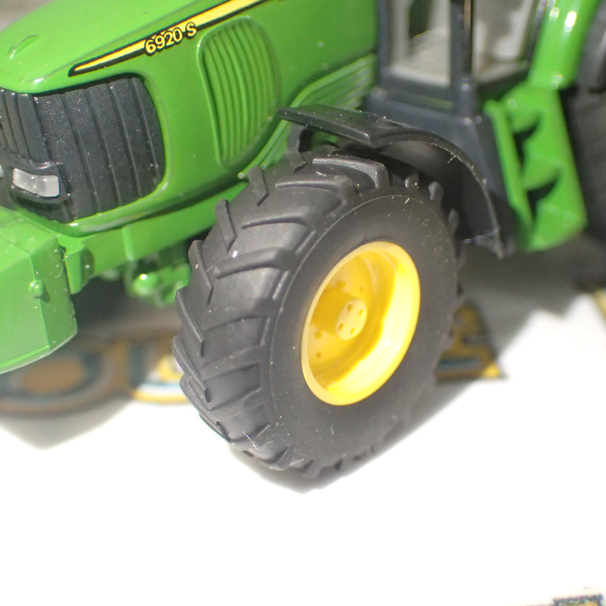 Wiking 393 01 32 - 1/87 Scale John Deere 6920 S Farm Tractor