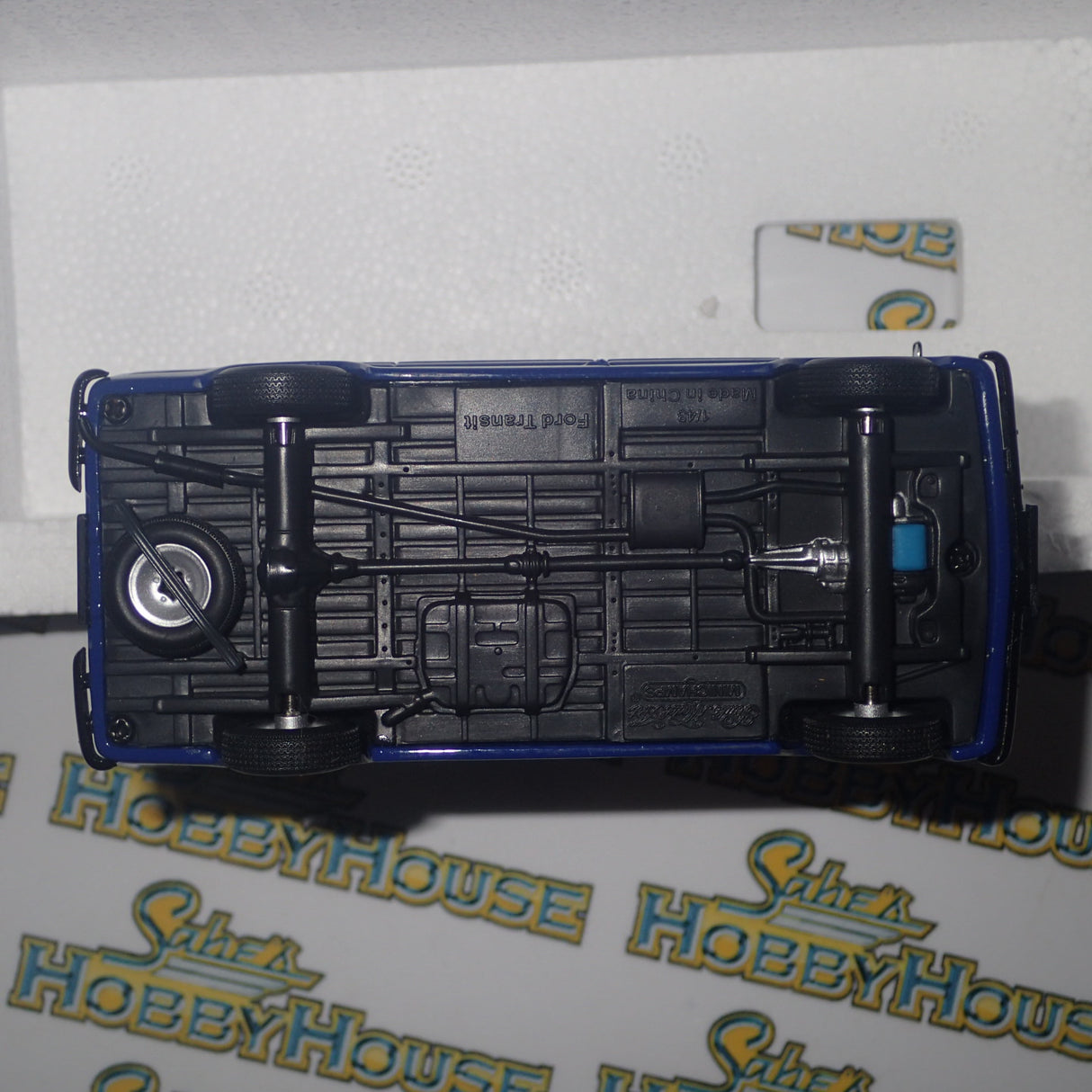 Minichamps 400 082491 - 1/43 Scale - Ford Transit 1977 Bus "THW Koin-Nord" Diecast Model Replica