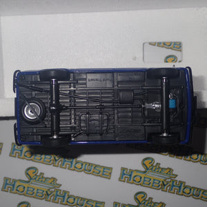 Minichamps 400 082491 - 1/43 Scale - Ford Transit 1977 Bus "THW Koin-Nord" Diecast Model Replica