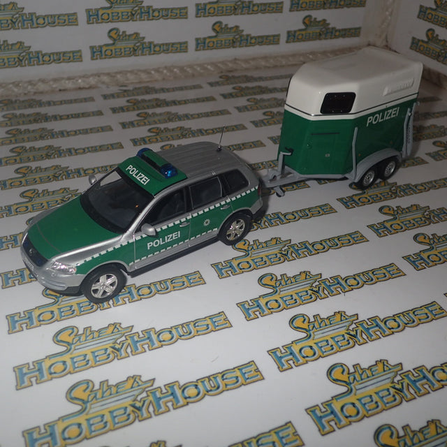 Minichamps 402 052090 - 1/43 Scale - 2002 Volkswagen Touareg - Polizei Dresden w/ Horse Trailer Diecast Model Replica