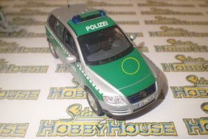Minichamps 402 052090 - 1/43 Scale - 2002 Volkswagen Touareg - Polizei Dresden w/ Horse Trailer Diecast Model Replica