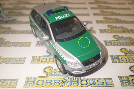 Minichamps 402 052090 - 1/43 Scale - 2002 Volkswagen Touareg - Polizei Dresden w/ Horse Trailer Diecast Model Replica