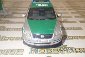 Minichamps 402 052090 - 1/43 Scale - 2002 Volkswagen Touareg - Polizei Dresden w/ Horse Trailer Diecast Model Replica