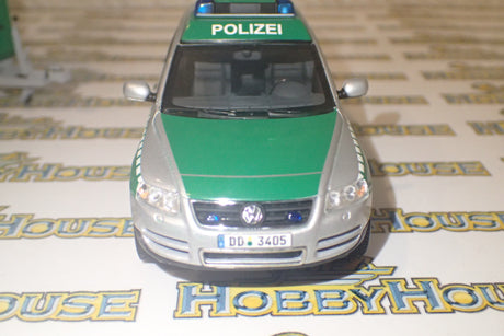 Minichamps 402 052090 - 1/43 Scale - 2002 Volkswagen Touareg - Polizei Dresden w/ Horse Trailer Diecast Model Replica