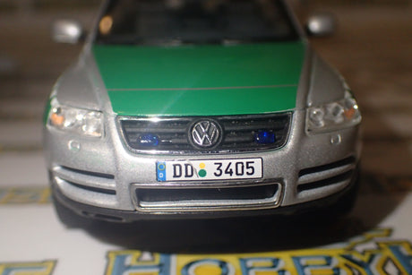 Minichamps 402 052090 - 1/43 Scale - 2002 Volkswagen Touareg - Polizei Dresden w/ Horse Trailer Diecast Model Replica