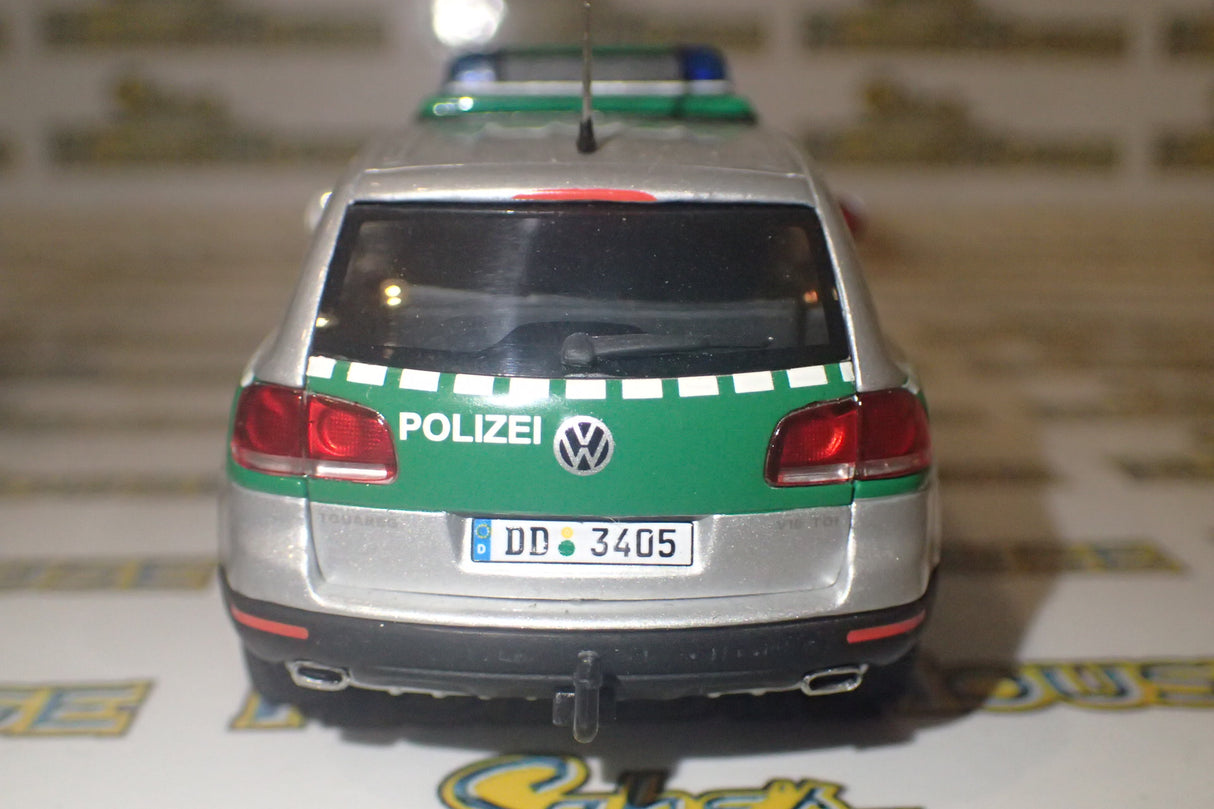Minichamps 402 052090 - 1/43 Scale - 2002 Volkswagen Touareg - Polizei Dresden w/ Horse Trailer Diecast Model Replica