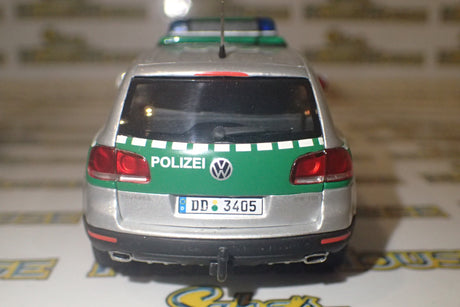 Minichamps 402 052090 - 1/43 Scale - 2002 Volkswagen Touareg - Polizei Dresden w/ Horse Trailer Diecast Model Replica
