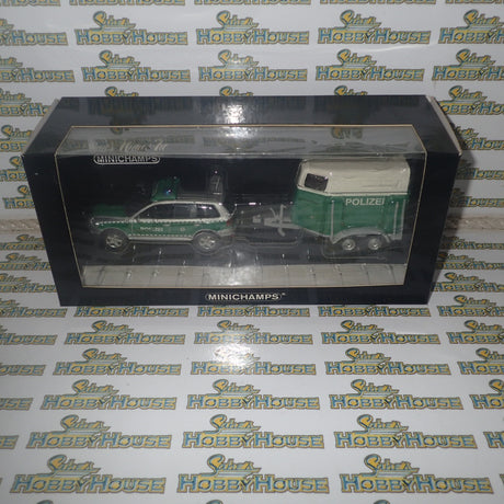 Minichamps 402 052090 - 1/43 Scale - 2002 Volkswagen Touareg - Polizei Dresden w/ Horse Trailer Diecast Model Replica