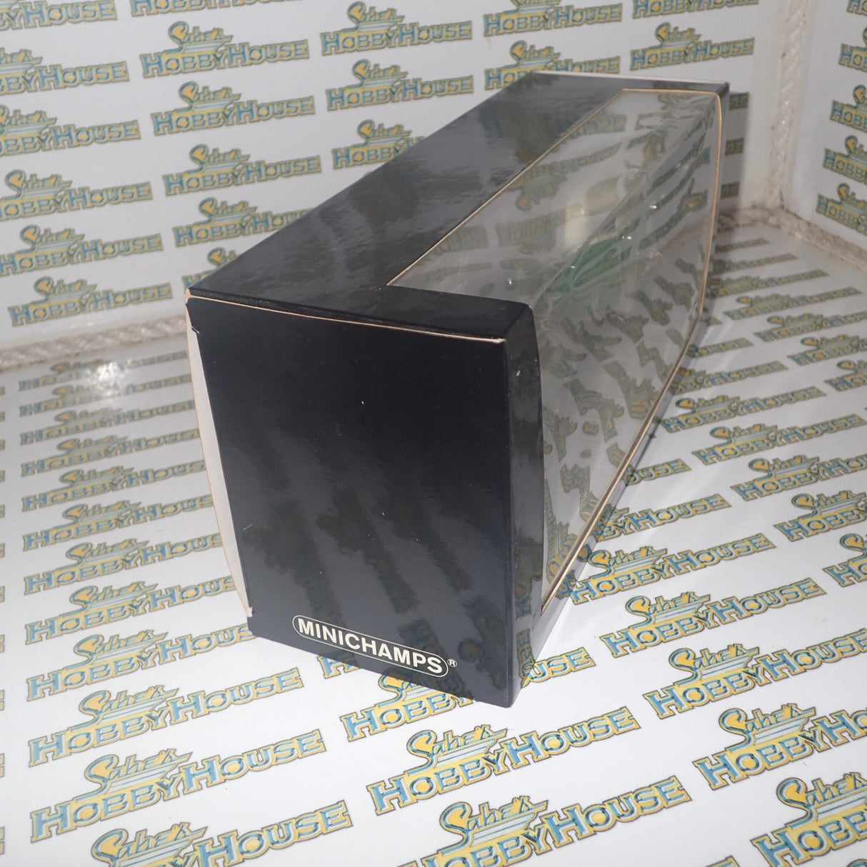 Minichamps 402 052090 - 1/43 Scale - 2002 Volkswagen Touareg - Polizei Dresden w/ Horse Trailer Diecast Model Replica