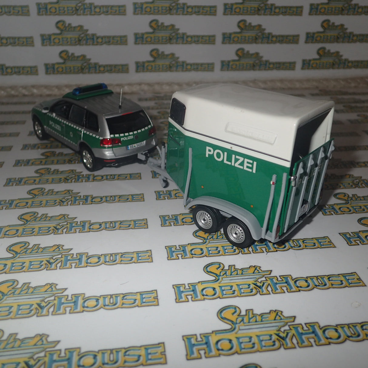 Minichamps 402 052090 - 1/43 Scale - 2002 Volkswagen Touareg - Polizei Dresden w/ Horse Trailer Diecast Model Replica