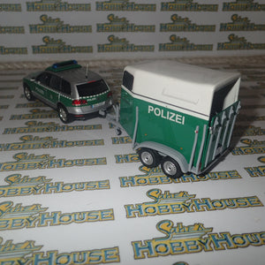 Minichamps 402 052090 - 1/43 Scale - 2002 Volkswagen Touareg - Polizei Dresden w/ Horse Trailer Diecast Model Replica