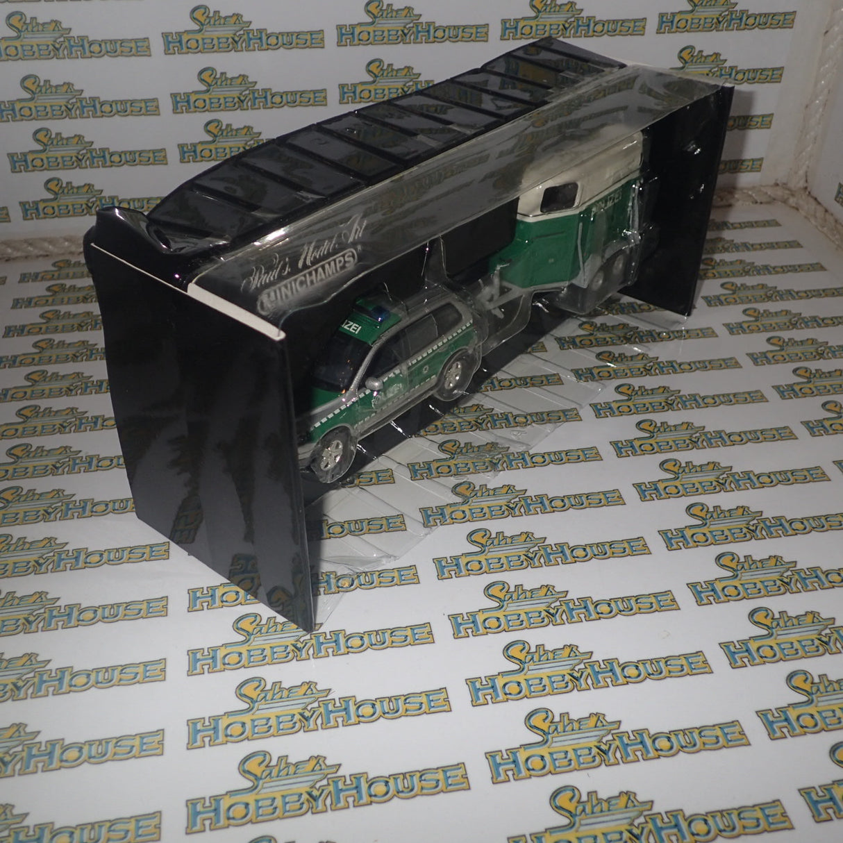 Minichamps 402 052090 - 1/43 Scale - 2002 Volkswagen Touareg - Polizei Dresden w/ Horse Trailer Diecast Model Replica