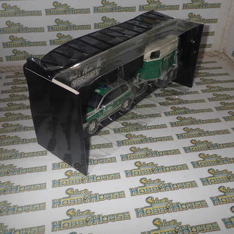 Minichamps 402 052090 - 1/43 Scale - 2002 Volkswagen Touareg - Polizei Dresden w/ Horse Trailer Diecast Model Replica