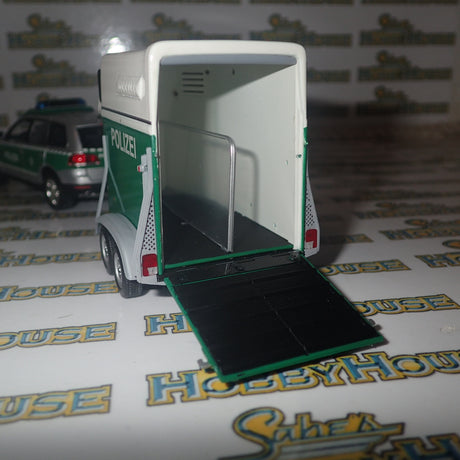 Minichamps 402 052090 - 1/43 Scale - 2002 Volkswagen Touareg - Polizei Dresden w/ Horse Trailer Diecast Model Replica