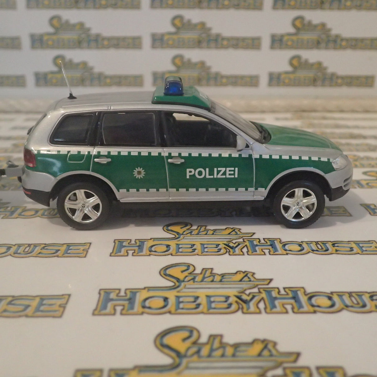 Minichamps 402 052090 - 1/43 Scale - 2002 Volkswagen Touareg - Polizei Dresden w/ Horse Trailer Diecast Model Replica