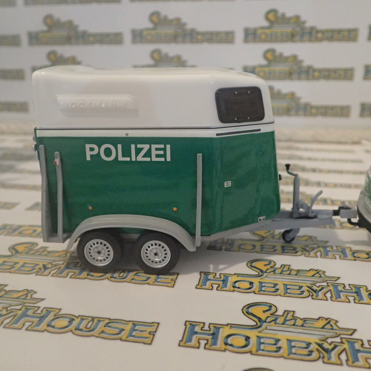 Minichamps 402 052090 - 1/43 Scale - 2002 Volkswagen Touareg - Polizei Dresden w/ Horse Trailer Diecast Model Replica