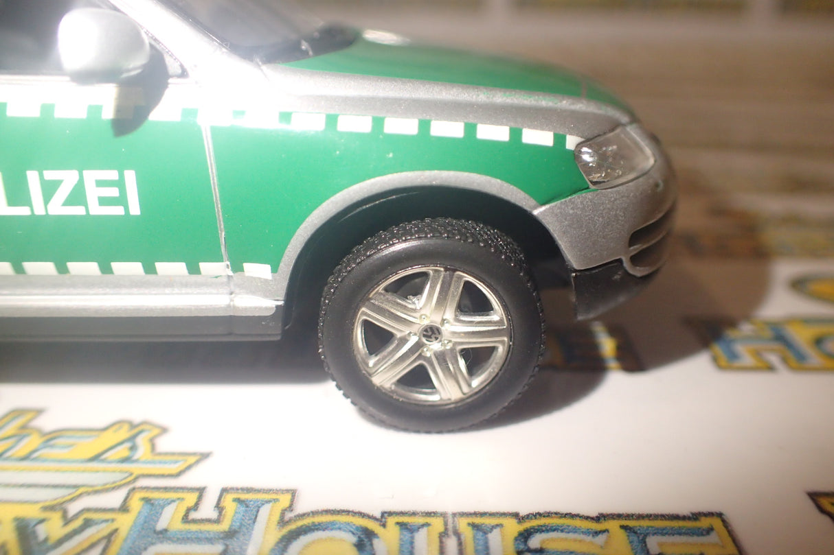 Minichamps 402 052090 - 1/43 Scale - 2002 Volkswagen Touareg - Polizei Dresden w/ Horse Trailer Diecast Model Replica