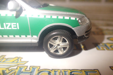 Minichamps 402 052090 - 1/43 Scale - 2002 Volkswagen Touareg - Polizei Dresden w/ Horse Trailer Diecast Model Replica