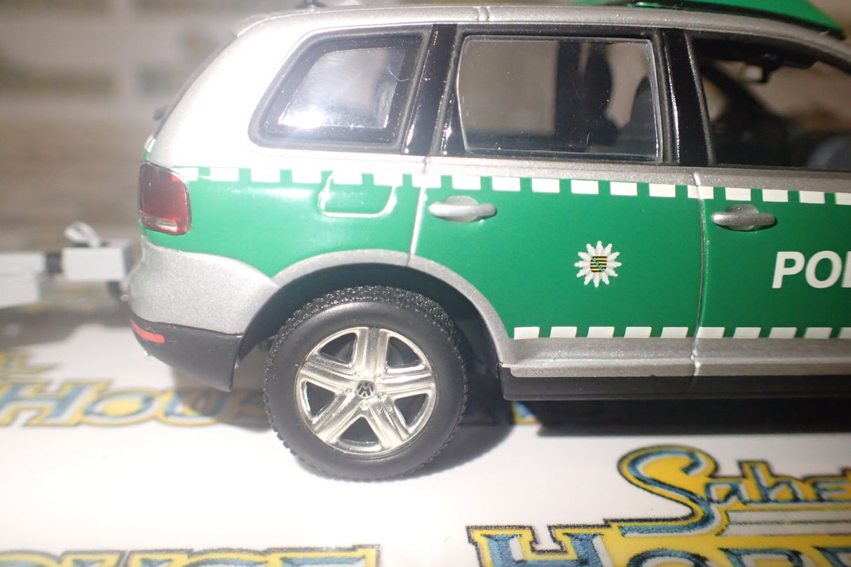 Minichamps 402 052090 - 1/43 Scale - 2002 Volkswagen Touareg - Polizei Dresden w/ Horse Trailer Diecast Model Replica