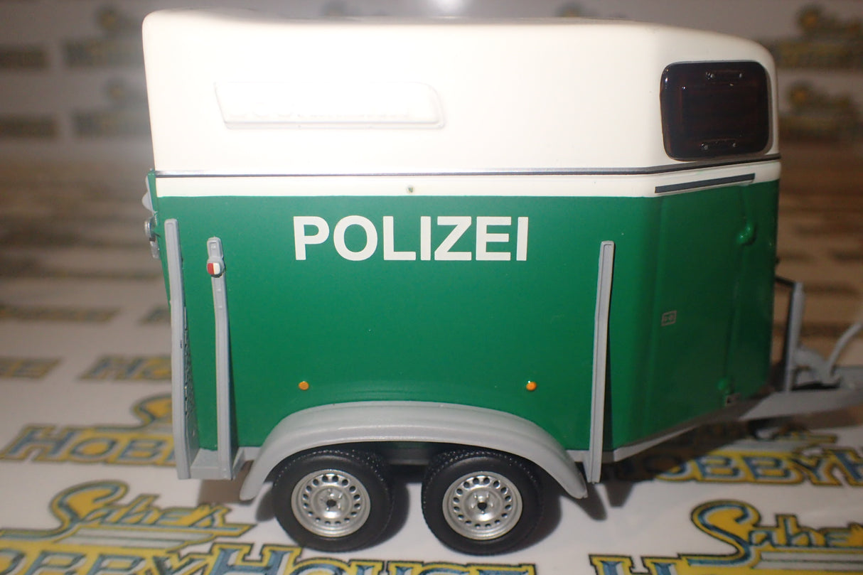 Minichamps 402 052090 - 1/43 Scale - 2002 Volkswagen Touareg - Polizei Dresden w/ Horse Trailer Diecast Model Replica