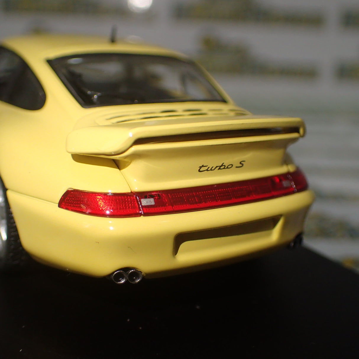 Minichamps 430 069270 - 1/43 Porsche 911 (993) Turbo S Pastel Light Yellow