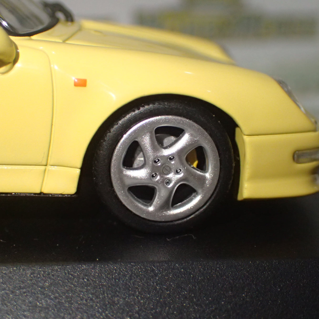 Minichamps 430 069270 - 1/43 Porsche 911 (993) Turbo S Pastel Light Yellow