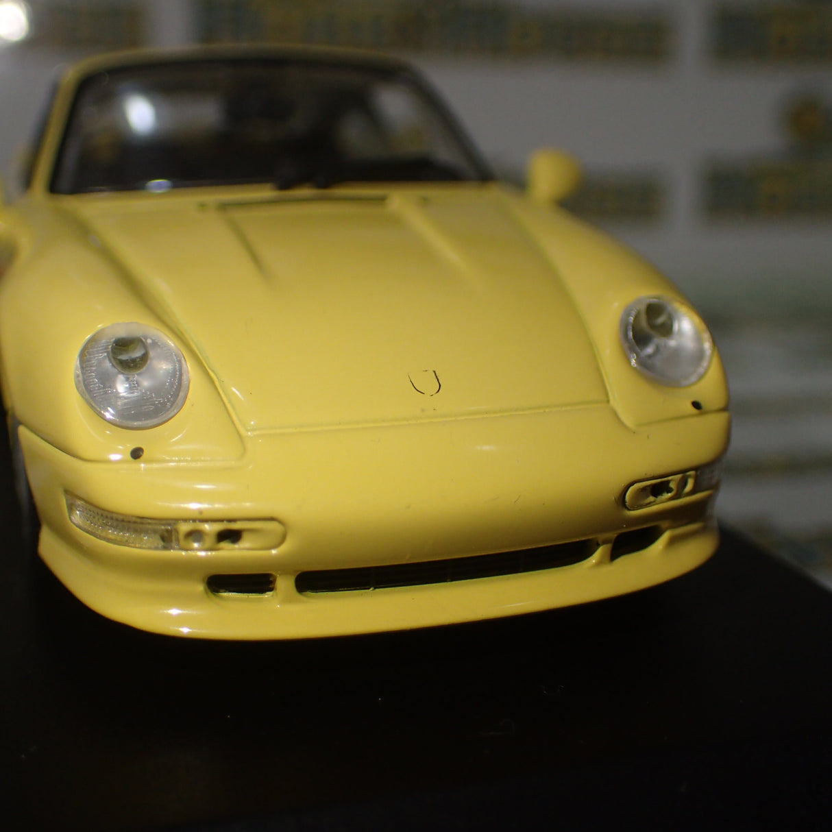 Minichamps 430 069270 - 1/43 Porsche 911 (993) Turbo S Pastel Light Yellow
