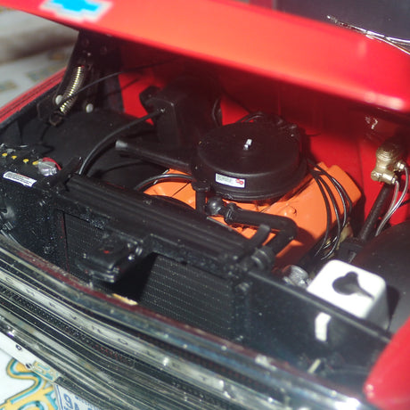 Highway 61 Collectibles 50559 - 1:18 Diecast - Chevy Fleetside Pickup - Red/White