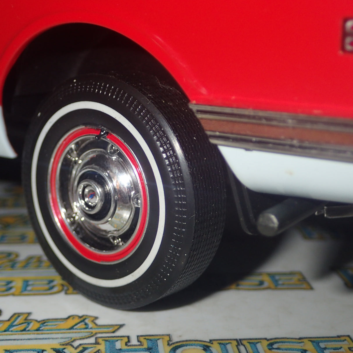 Highway 61 Collectibles 50559 - 1:18 Diecast - Chevy Fleetside Pickup - Red/White