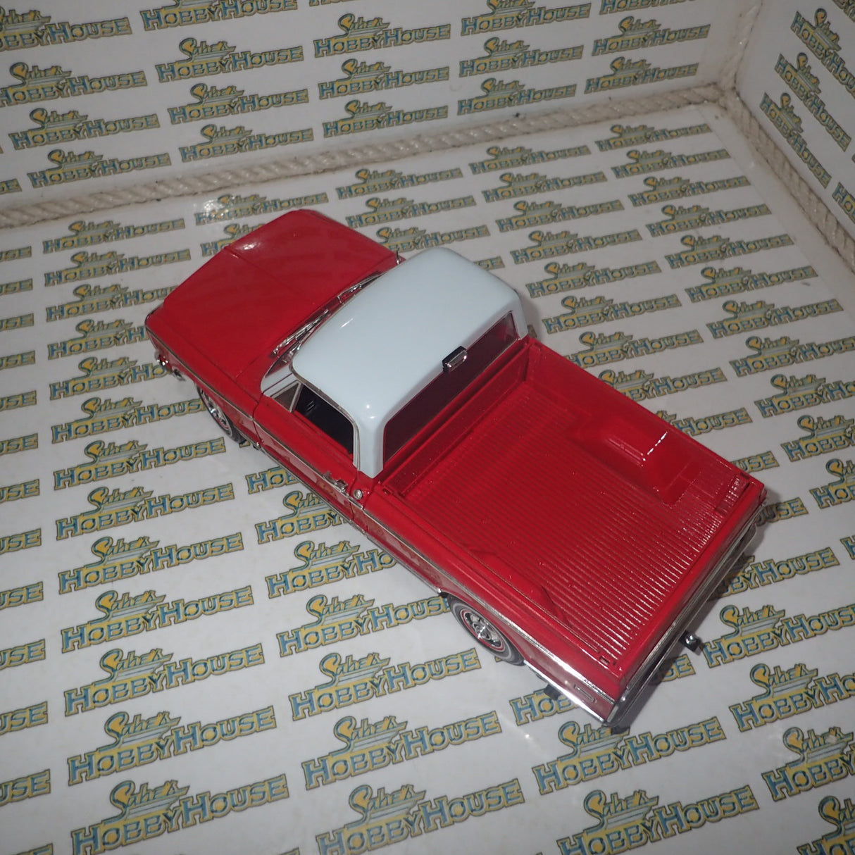 Highway 61 Collectibles 50559 - 1:18 Diecast - Chevy Fleetside Pickup - Red/White