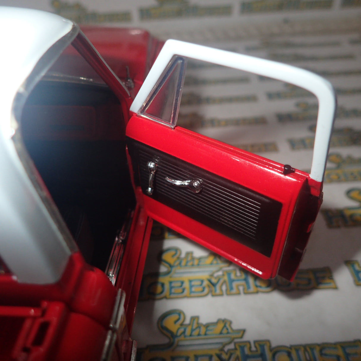 Highway 61 Collectibles 50559 - 1:18 Diecast - Chevy Fleetside Pickup - Red/White