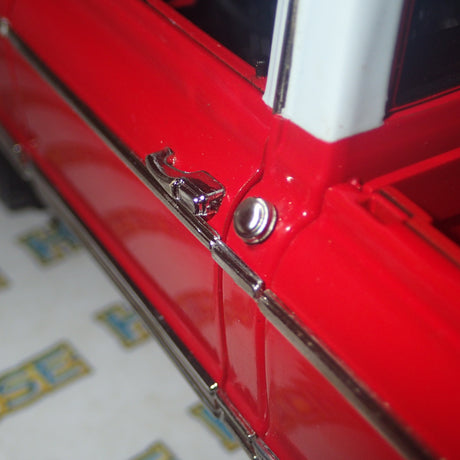 Highway 61 Collectibles 50559 - 1:18 Diecast - Chevy Fleetside Pickup - Red/White