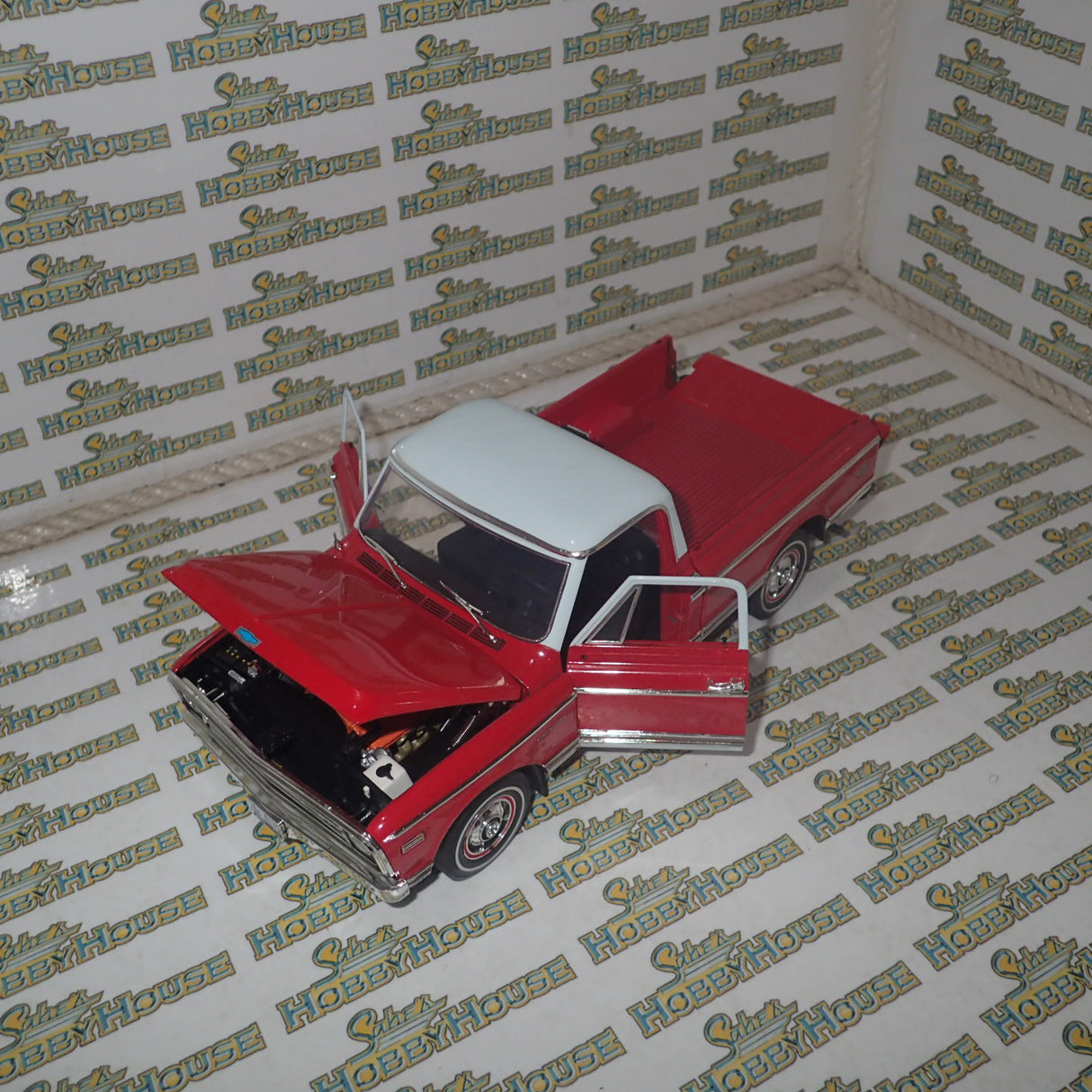 Highway 61 Collectibles 50559 - 1:18 Diecast - Chevy Fleetside Pickup - Red/White