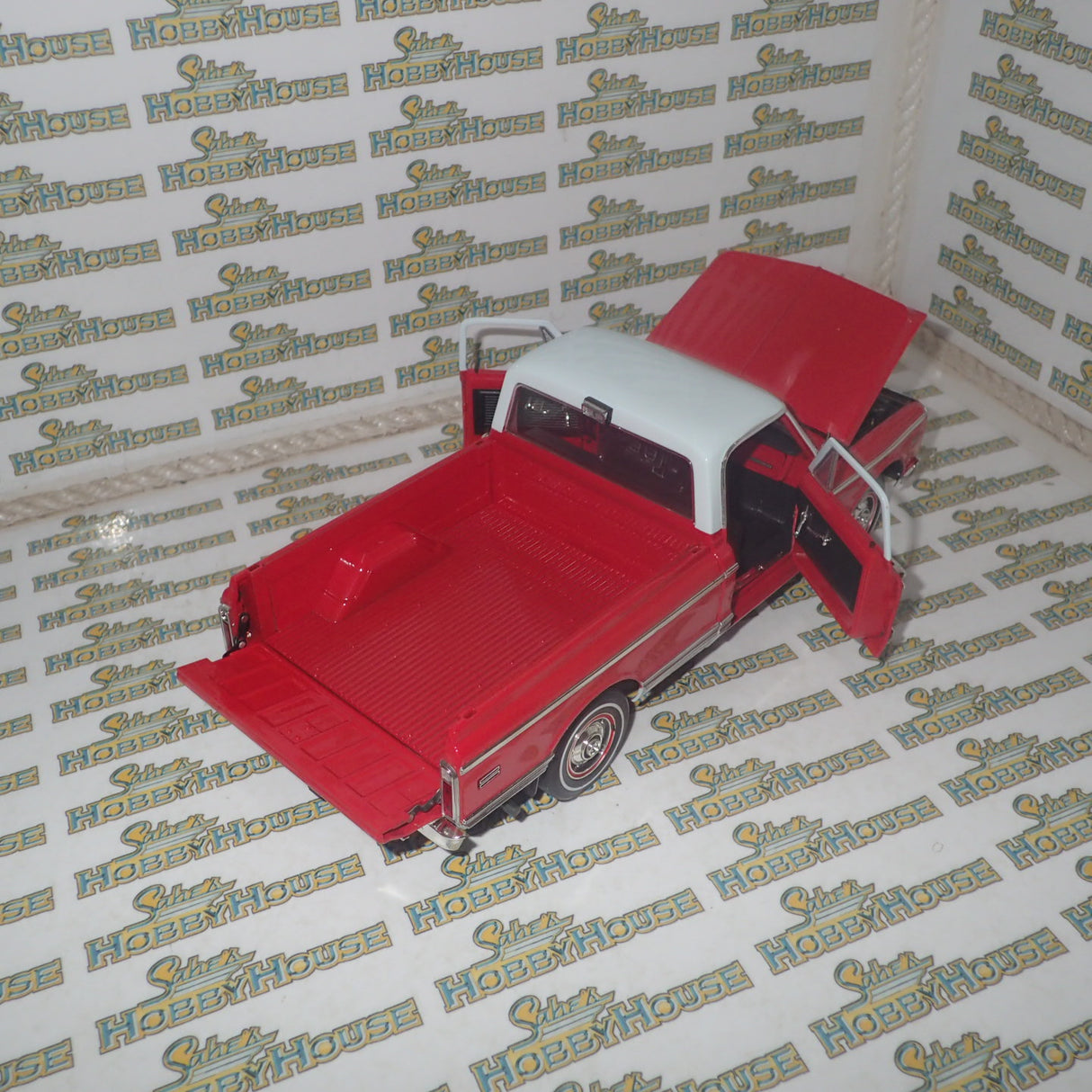 Highway 61 Collectibles 50559 - 1:18 Diecast - Chevy Fleetside Pickup - Red/White