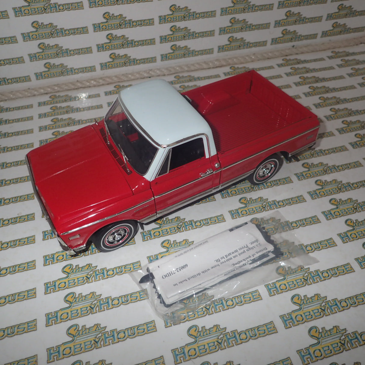 Highway 61 Collectibles 50559 - 1:18 Diecast - Chevy Fleetside Pickup - Red/White