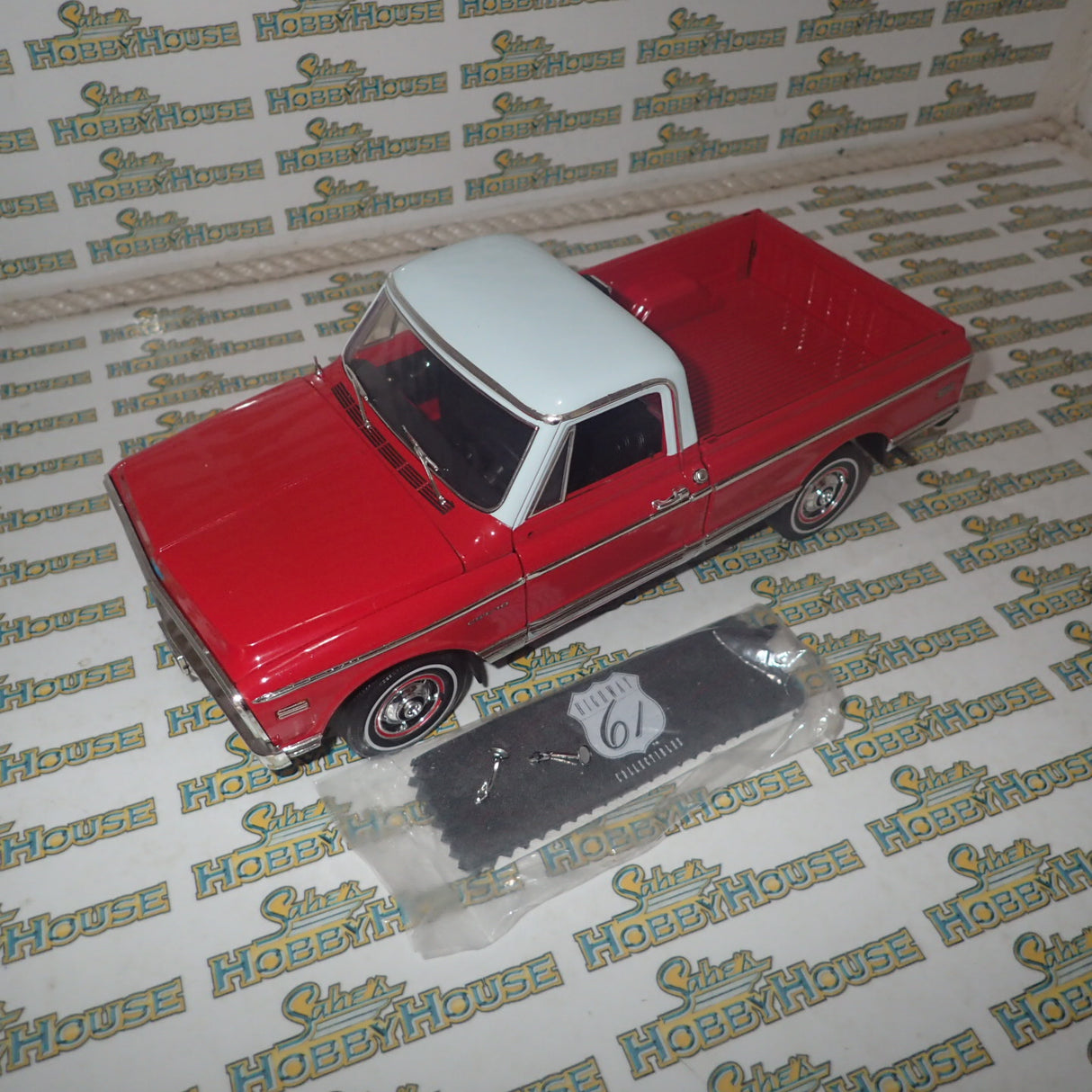 Highway 61 Collectibles 50559 - 1:18 Diecast - Chevy Fleetside Pickup - Red/White